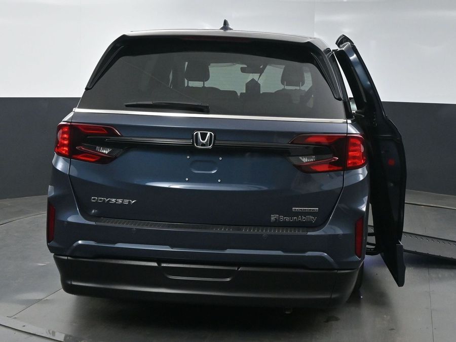 New 2025 Honda Odyssey Touring - BraunAbility Side Entry Entry In Floor Automatic Ramp