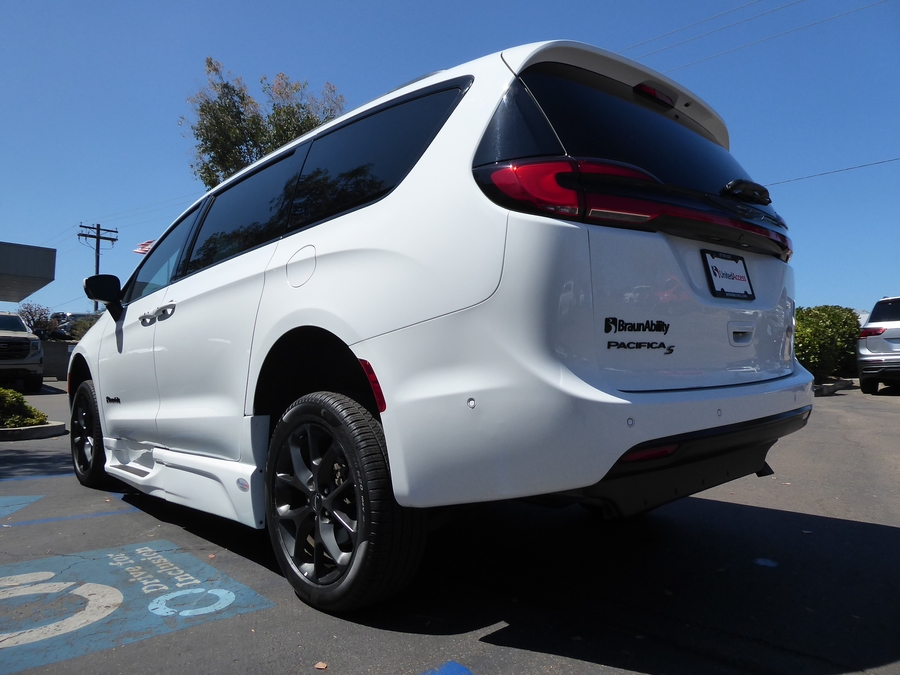 Used 2023 Chrysler Pacifica Touring L - BraunAbility Side Entry Fold Out Automatic Ramp
