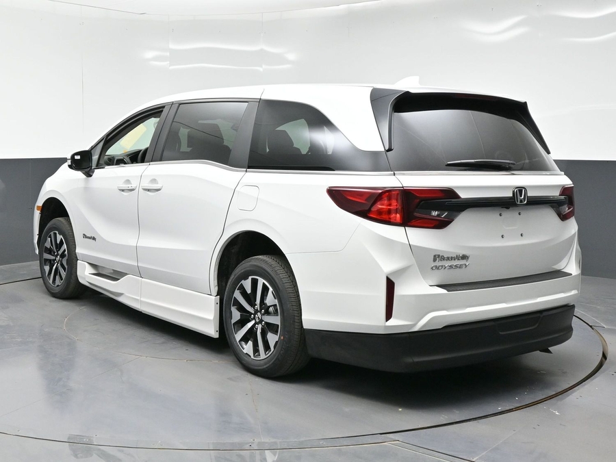 White Honda Odyssey image number 9