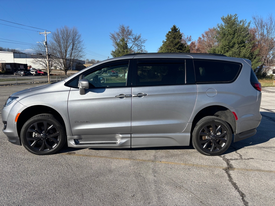 Used 2020 Chrysler Pacifica Touring L - BraunAbility Side Entry Entry In Floor Automatic Ramp