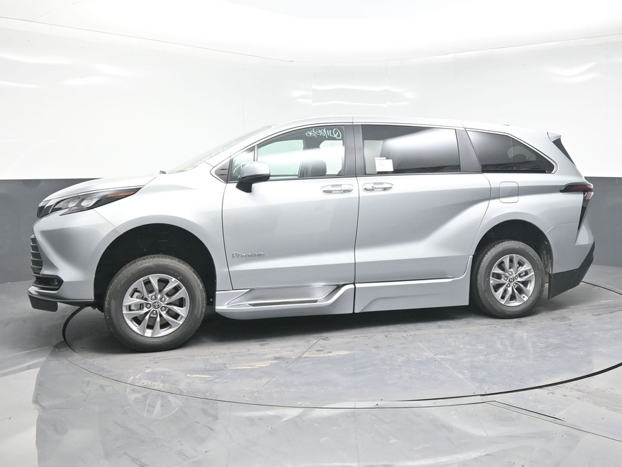 New 2025 Toyota Sienna Hybrid XLE Base - BraunAbility Side Entry Entry Fold Out Automatic Ramp