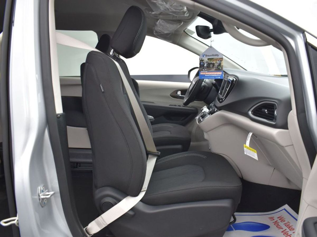 Silver Chrysler Voyager image number 1