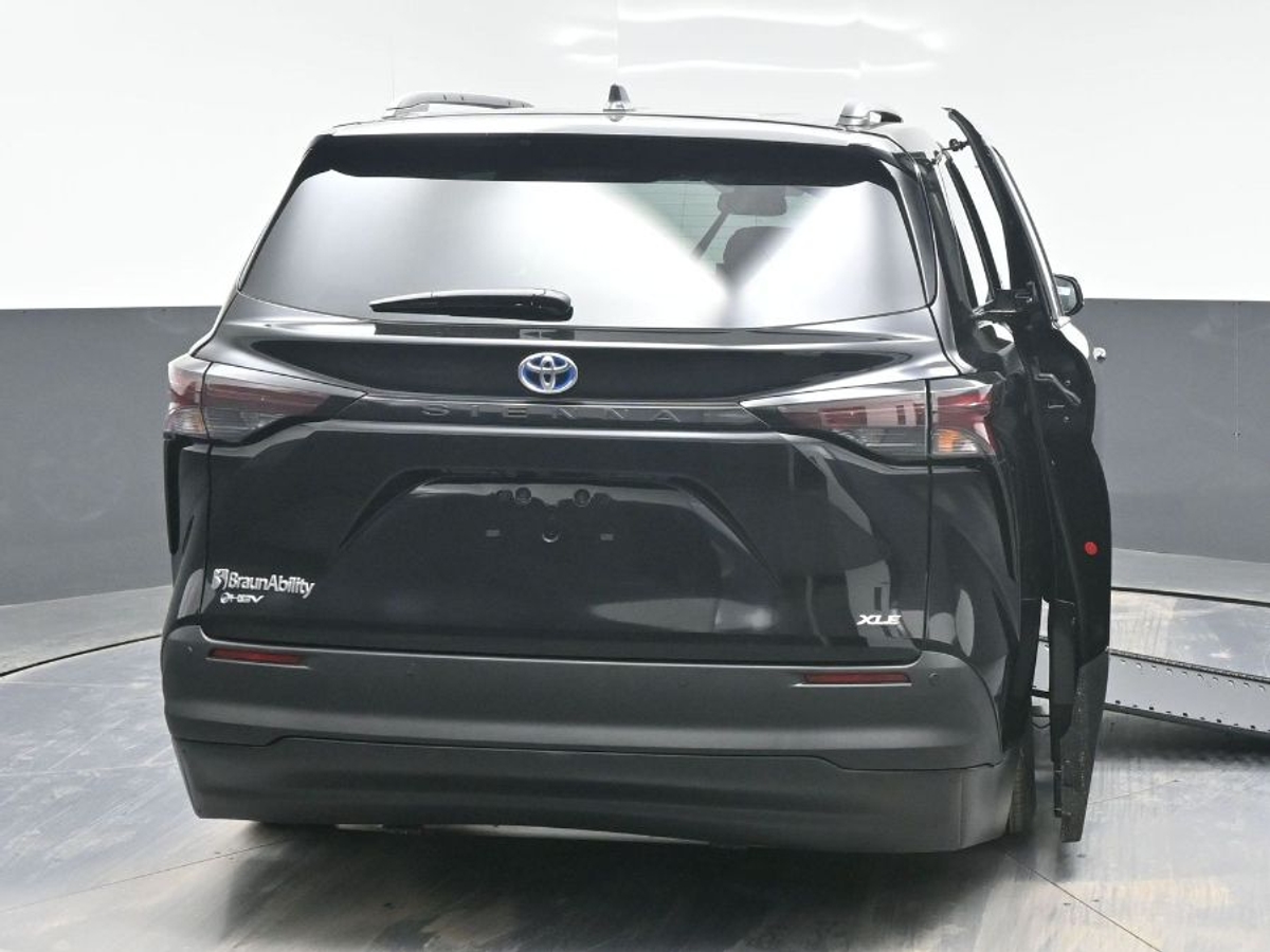 Black Toyota Sienna image number 5