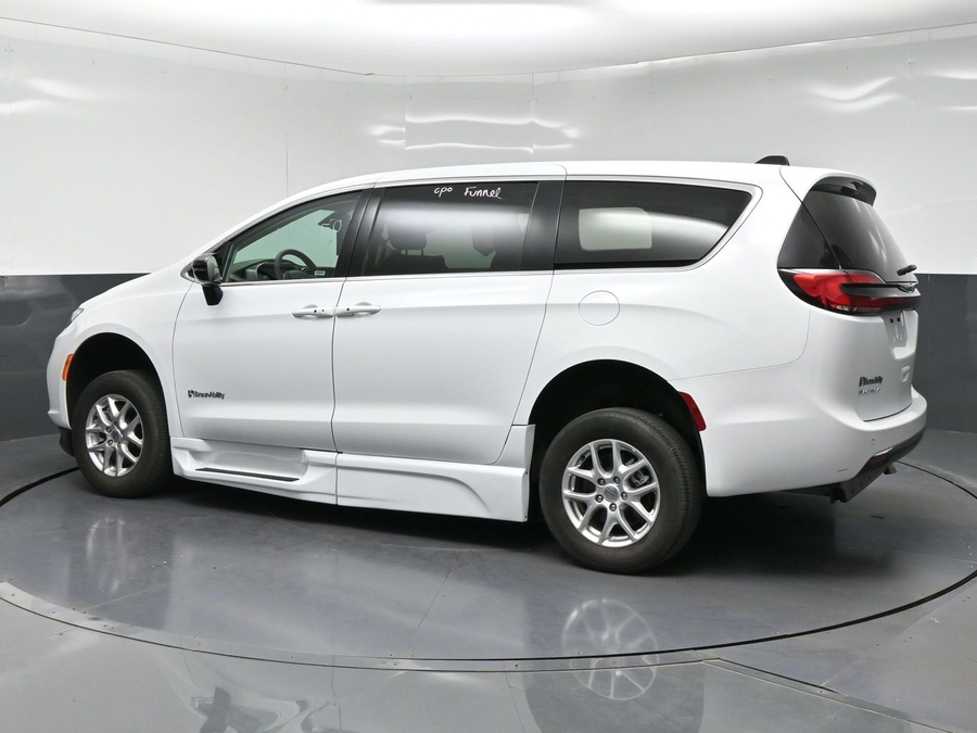 Used 2024 Chrysler Pacifica Touring L - BraunAbility Side Entry In Floor Automatic Ramp