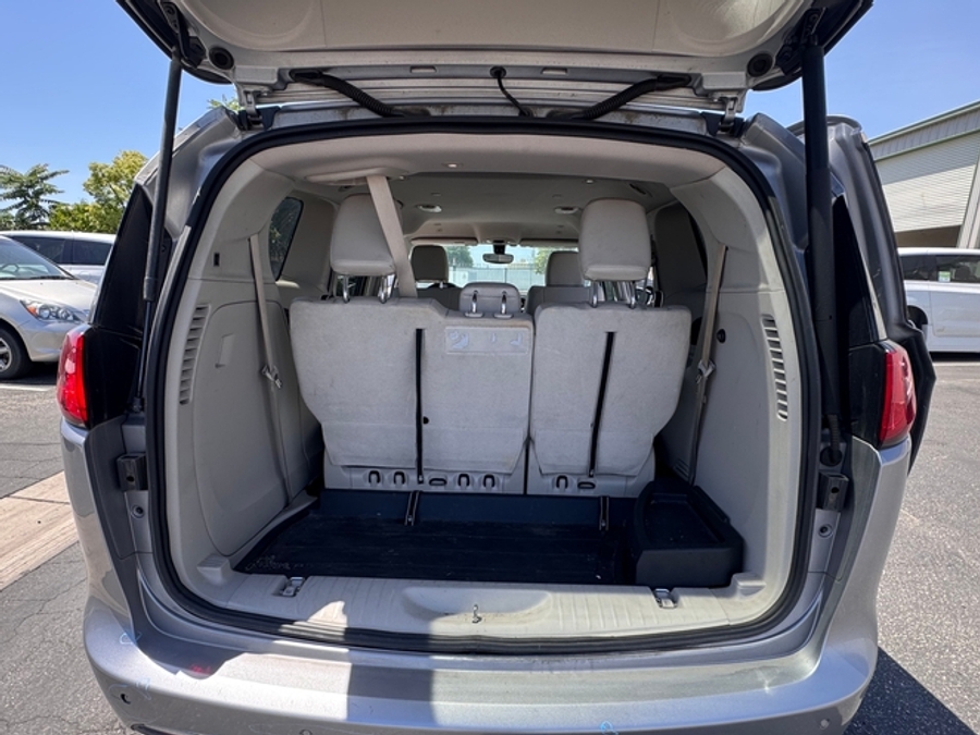 Silver Chrysler Pacifica image number 9