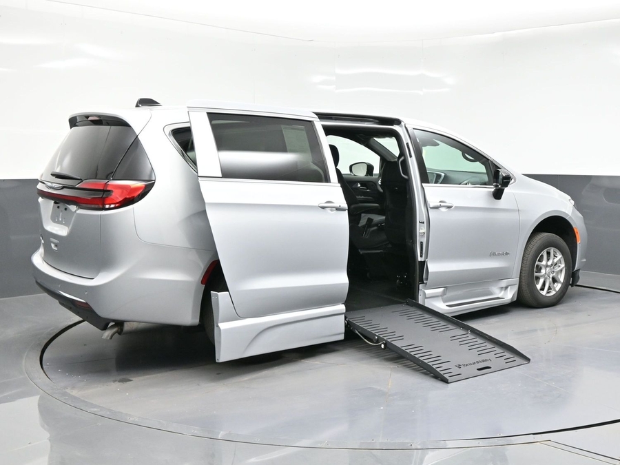 Silver Chrysler Pacifica image number 4