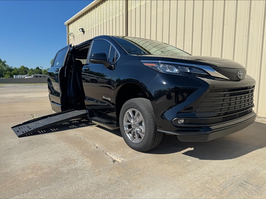 Used 2025 Toyota Sienna Hybrid XLE - BraunAbility Side Entry Entry Fold Out Automatic Ramp