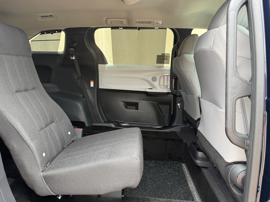 New 2026 Toyota Sienna Hybrid LE - Vantage Mobility Commercial Rear Entry Entry Fold Out Manual Ramp