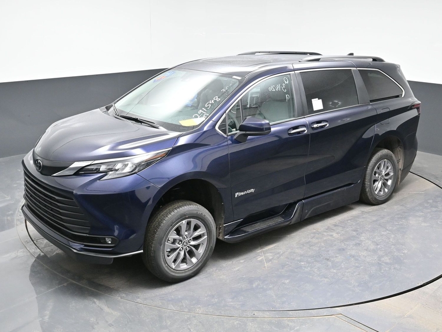 New 2026 Toyota Sienna Hybrid XLE Base - BraunAbility Side Entry In Floor Automatic Ramp