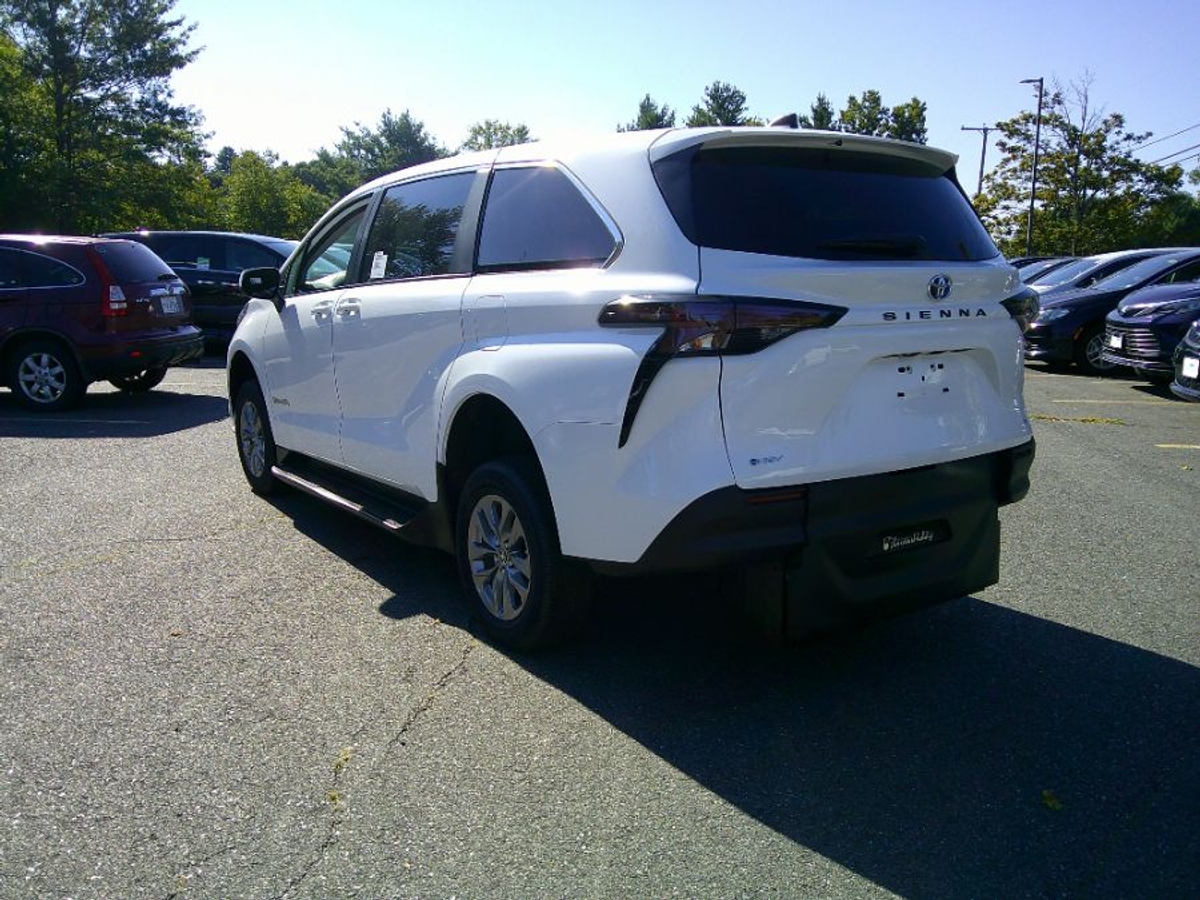 White Toyota Sienna image number 7