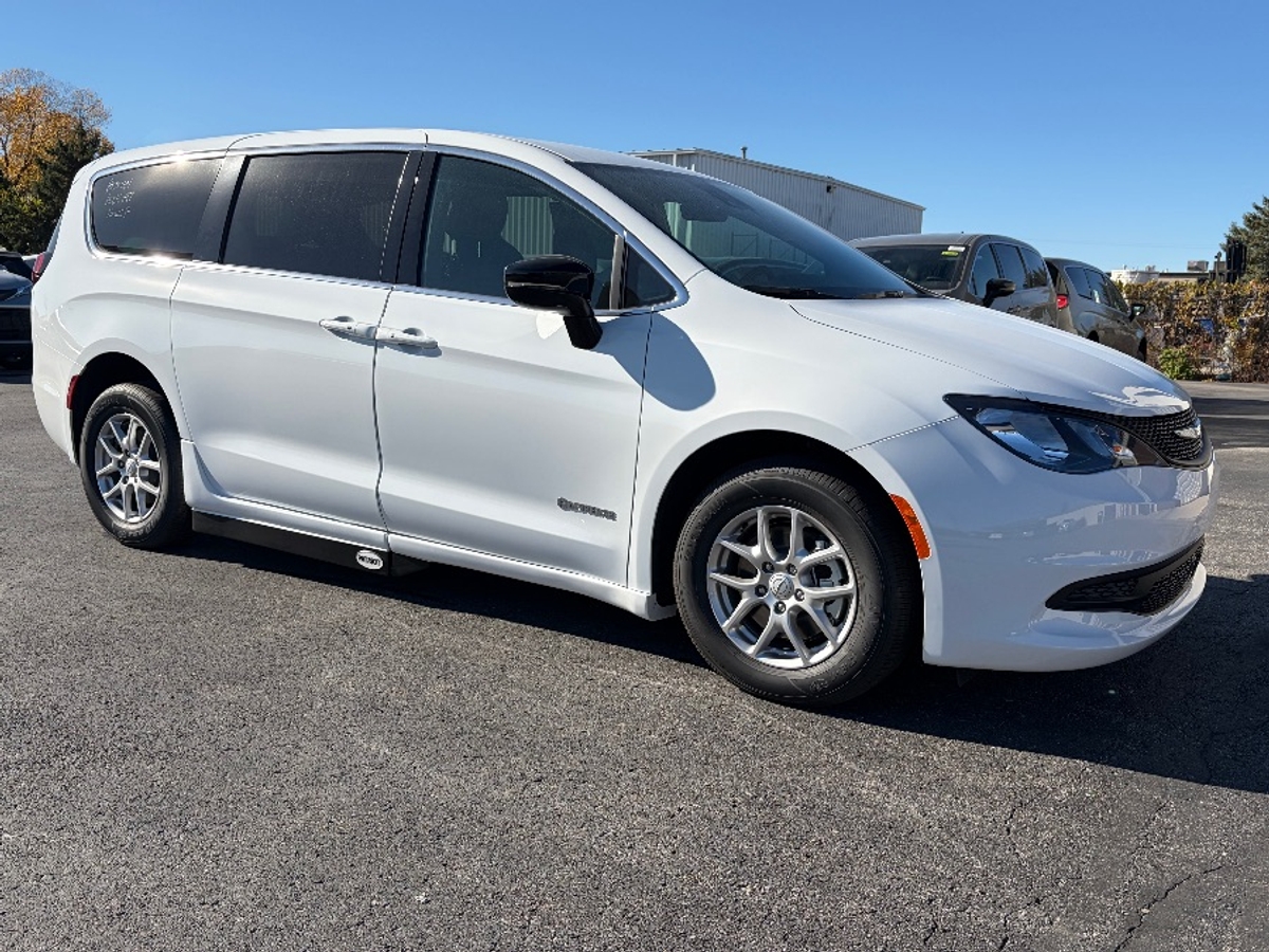 White Chrysler Voyager image number 12