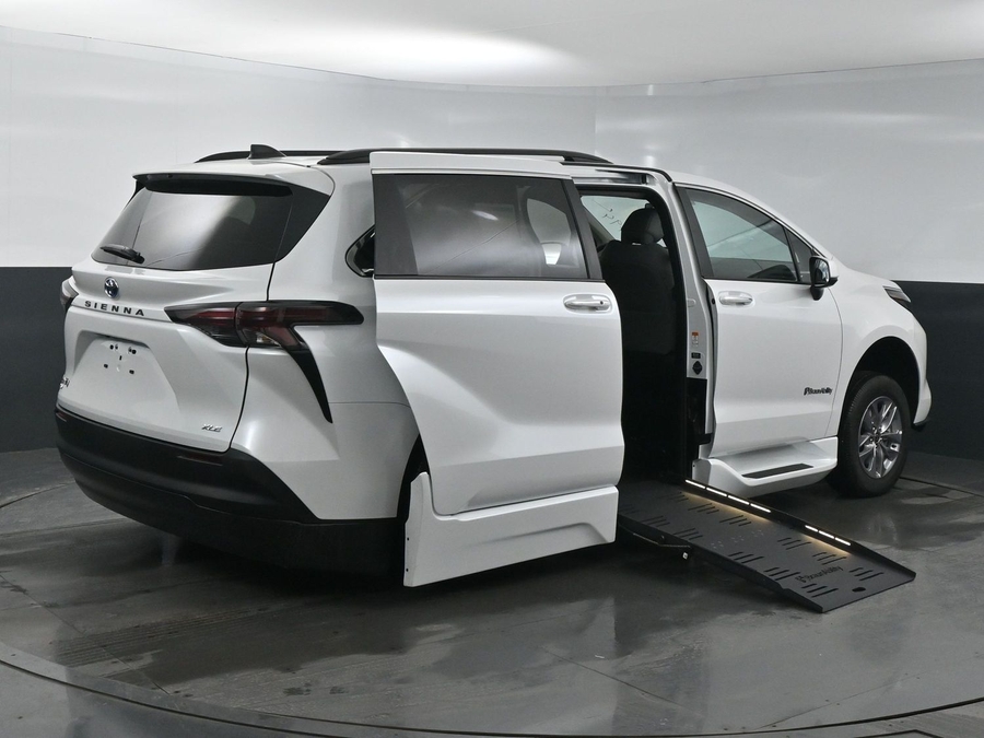 New 2025 Toyota Sienna Hybrid XLE Plus - BraunAbility Side Entry Entry Fold Out Automatic Ramp