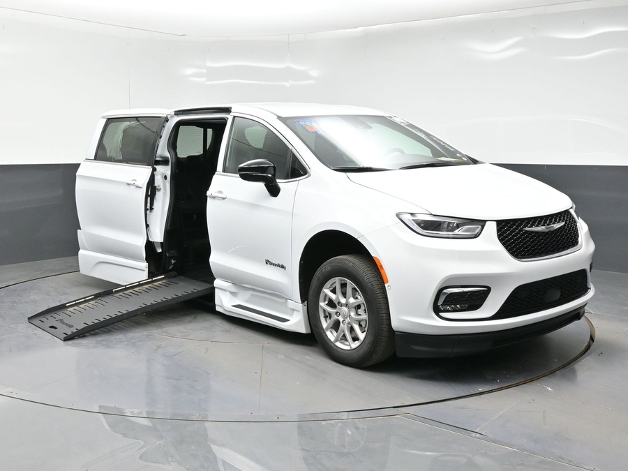 2026 Chrysler Pacifica Select's photo