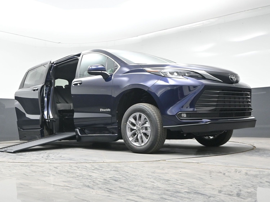 Blue Toyota Sienna image number 17