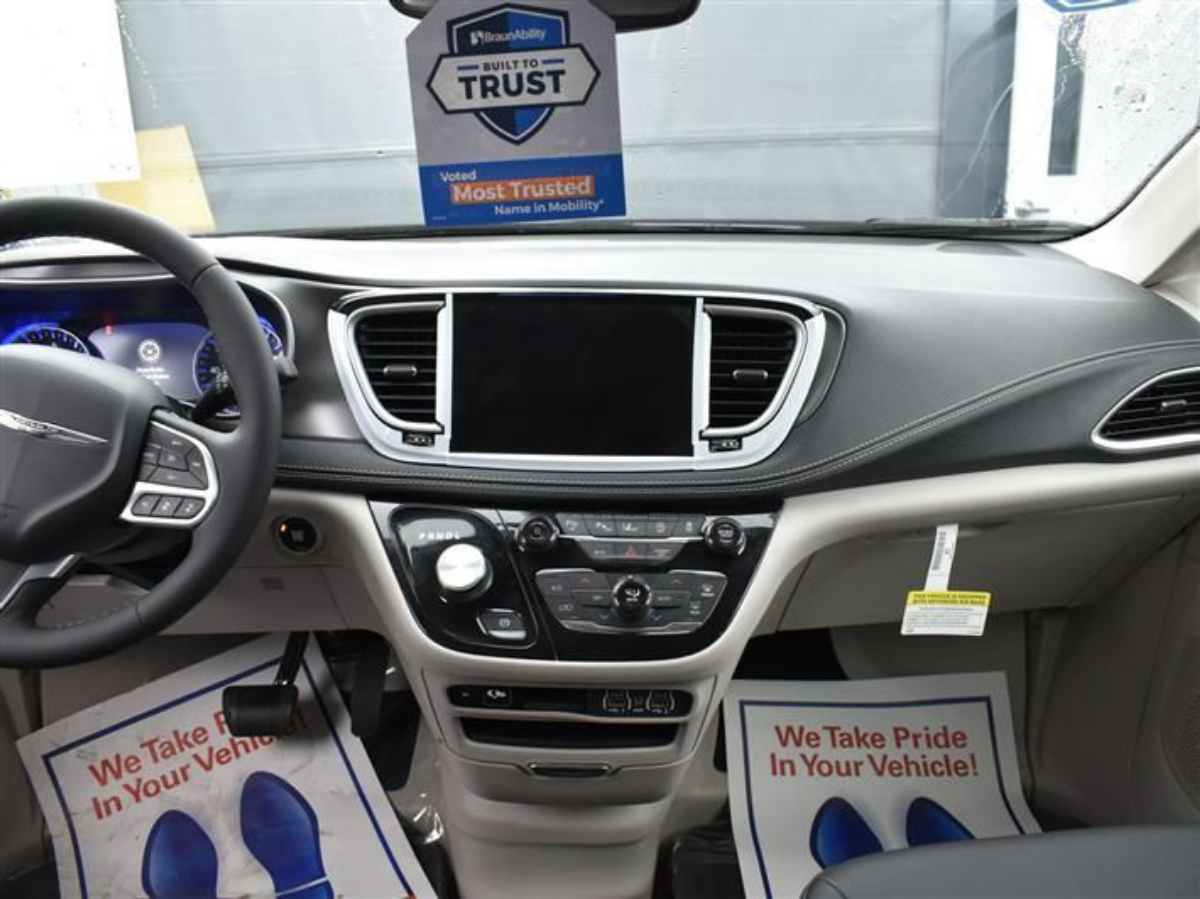 Silver Chrysler Pacifica image number 11