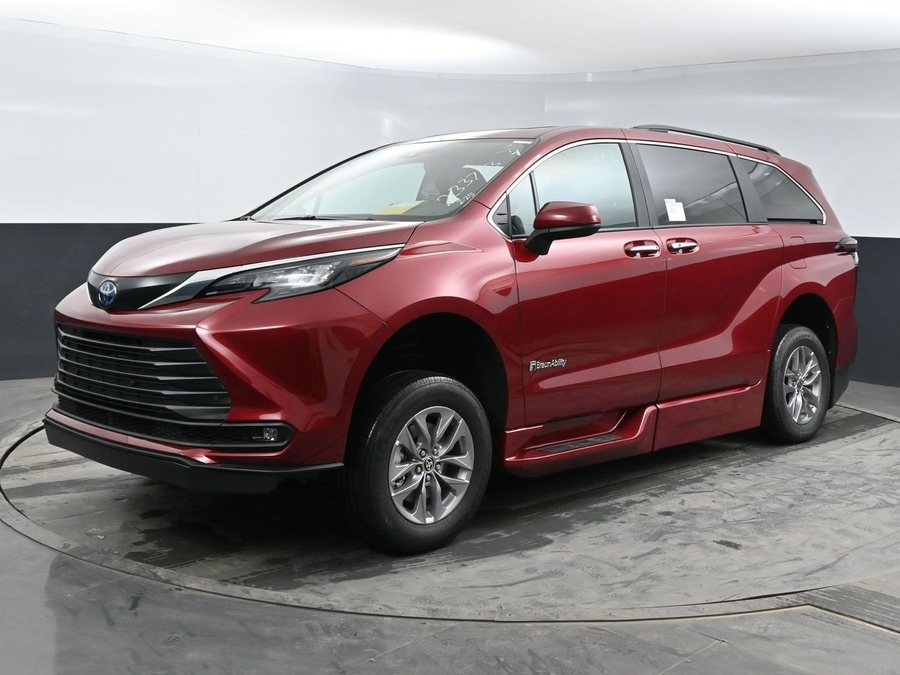 New 2025 Toyota Sienna Hybrid XLE Plus - BraunAbility Side Entry Entry Fold Out Automatic Ramp