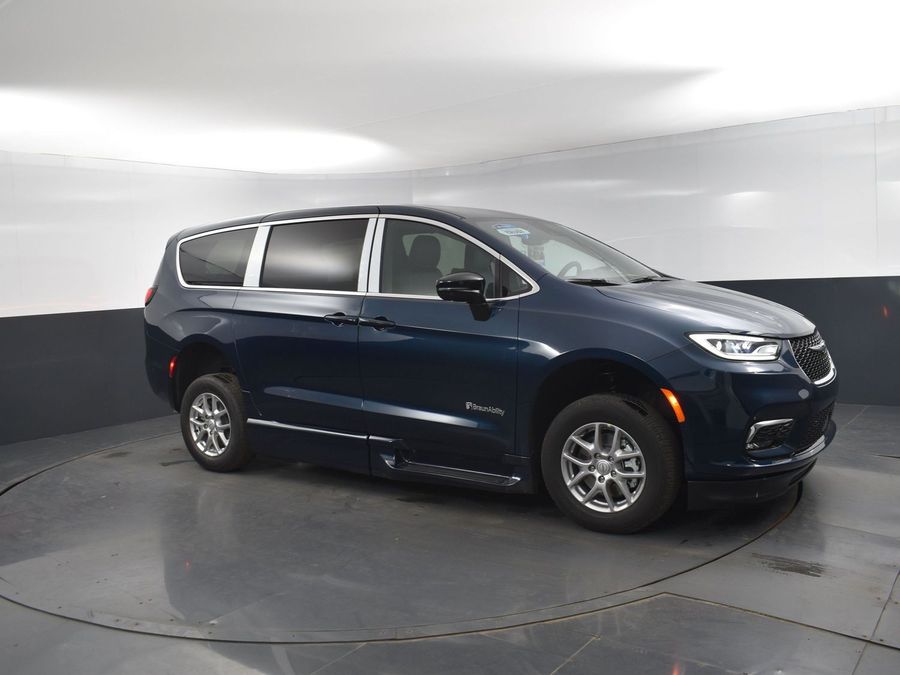 New 2025 Chrysler Pacifica Select Safety - BraunAbility Side Entry Entry In Floor Automatic Ramp