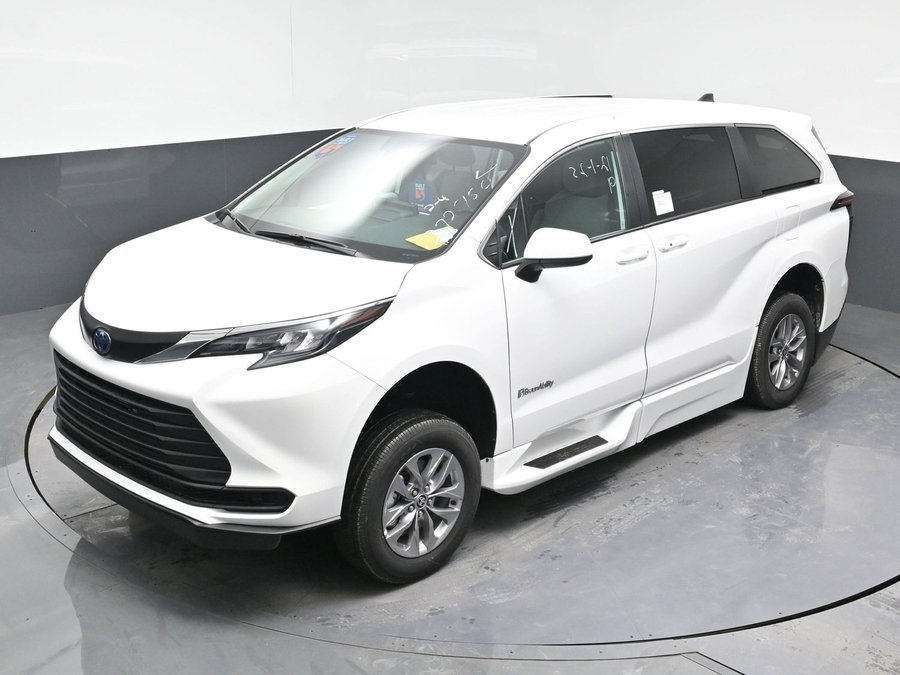 New 2025 Toyota Sienna Hybrid LE - BraunAbility Side Entry Entry Fold Out Automatic Ramp