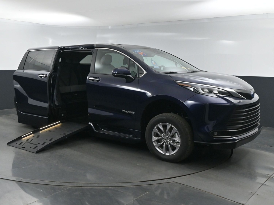 New 2025 Toyota Sienna Hybrid XLE Base - BraunAbility Side Entry Entry Fold Out Automatic Ramp