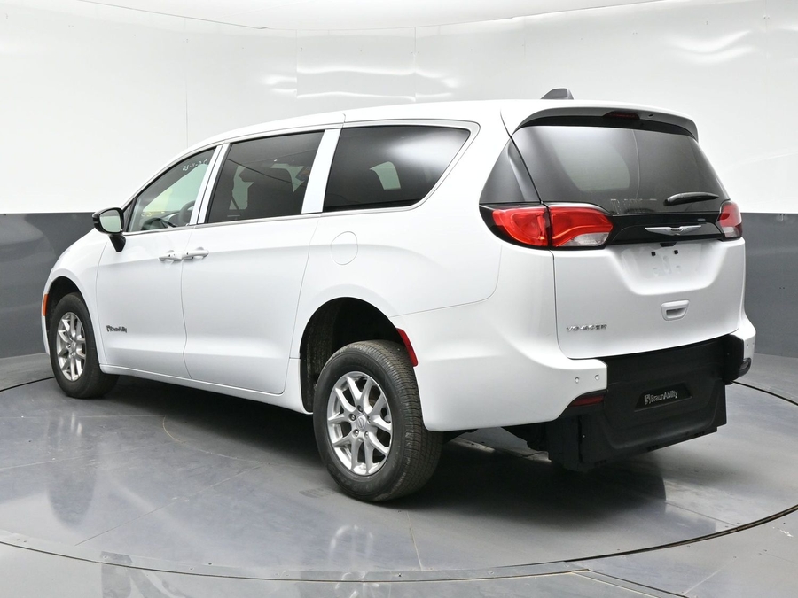 White Chrysler Voyager image number 2