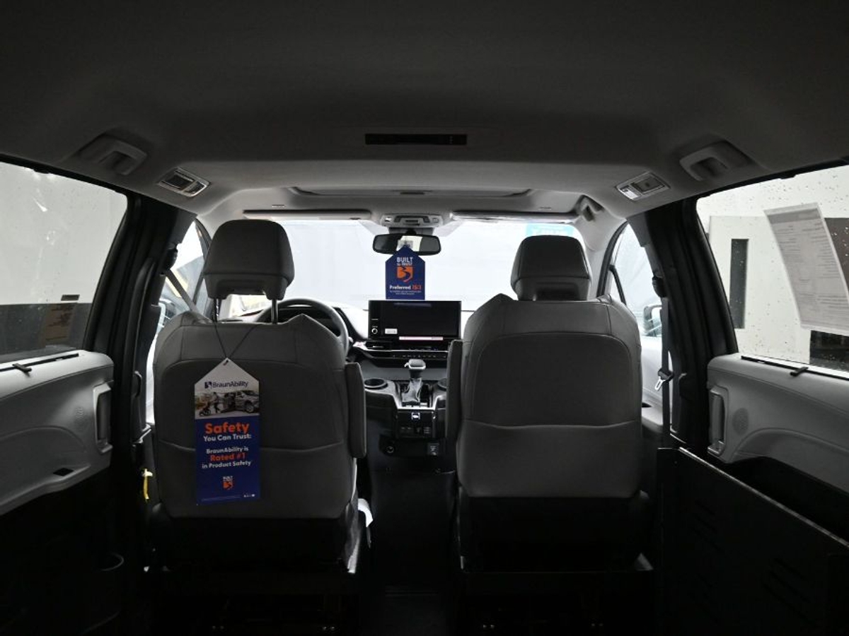 Grey Toyota Sienna image number 14
