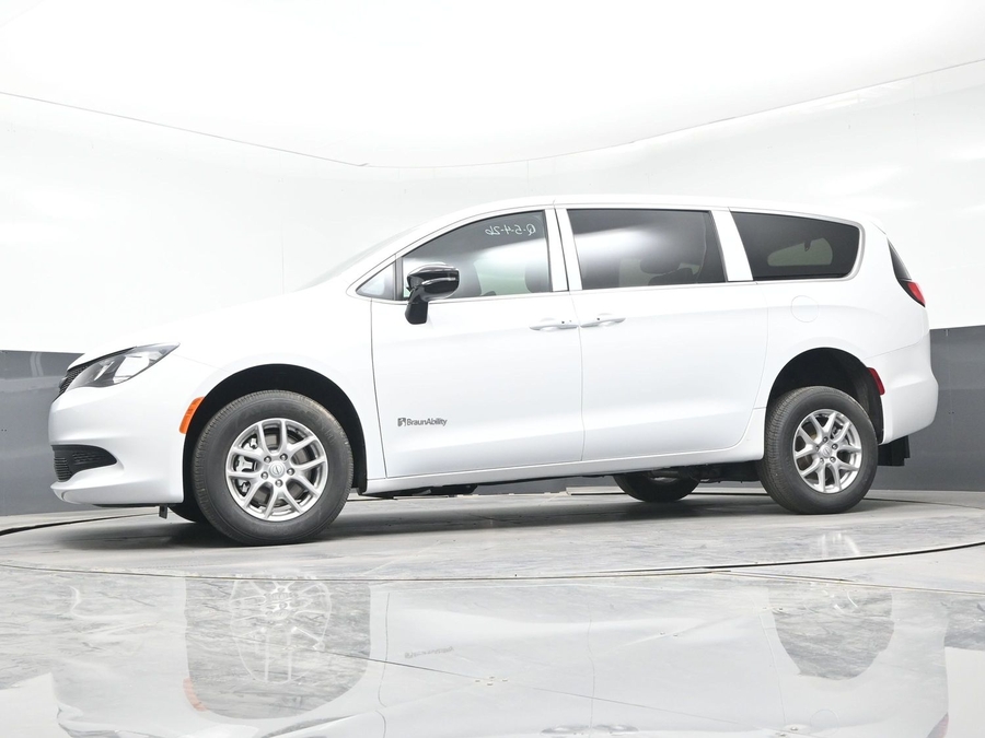 White Chrysler Voyager image number 18