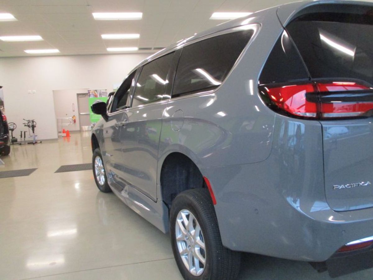 Grey Chrysler Pacifica image number 3