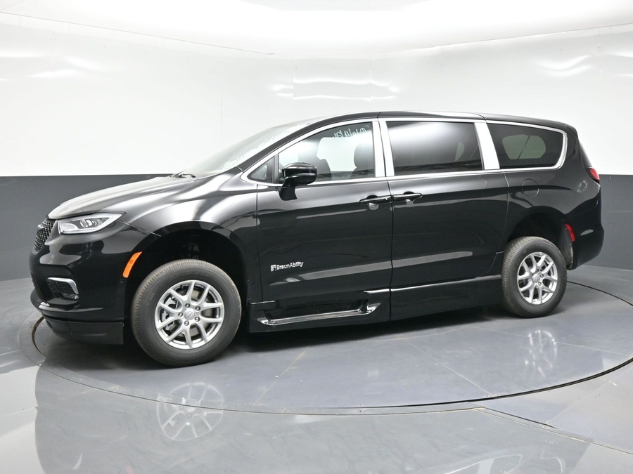 Black Chrysler Pacifica image number 2