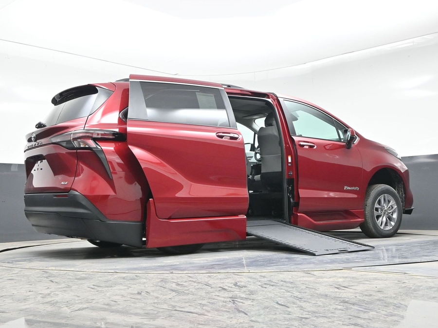 New 2026 Toyota Sienna Hybrid XLE Add - BraunAbility Side Entry Entry In Floor Automatic Ramp