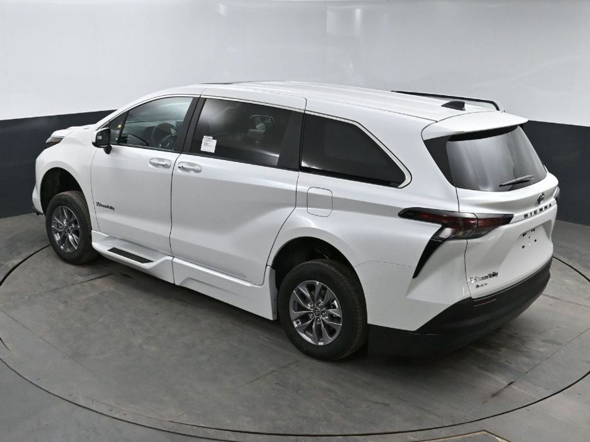 White Toyota Sienna image number 13