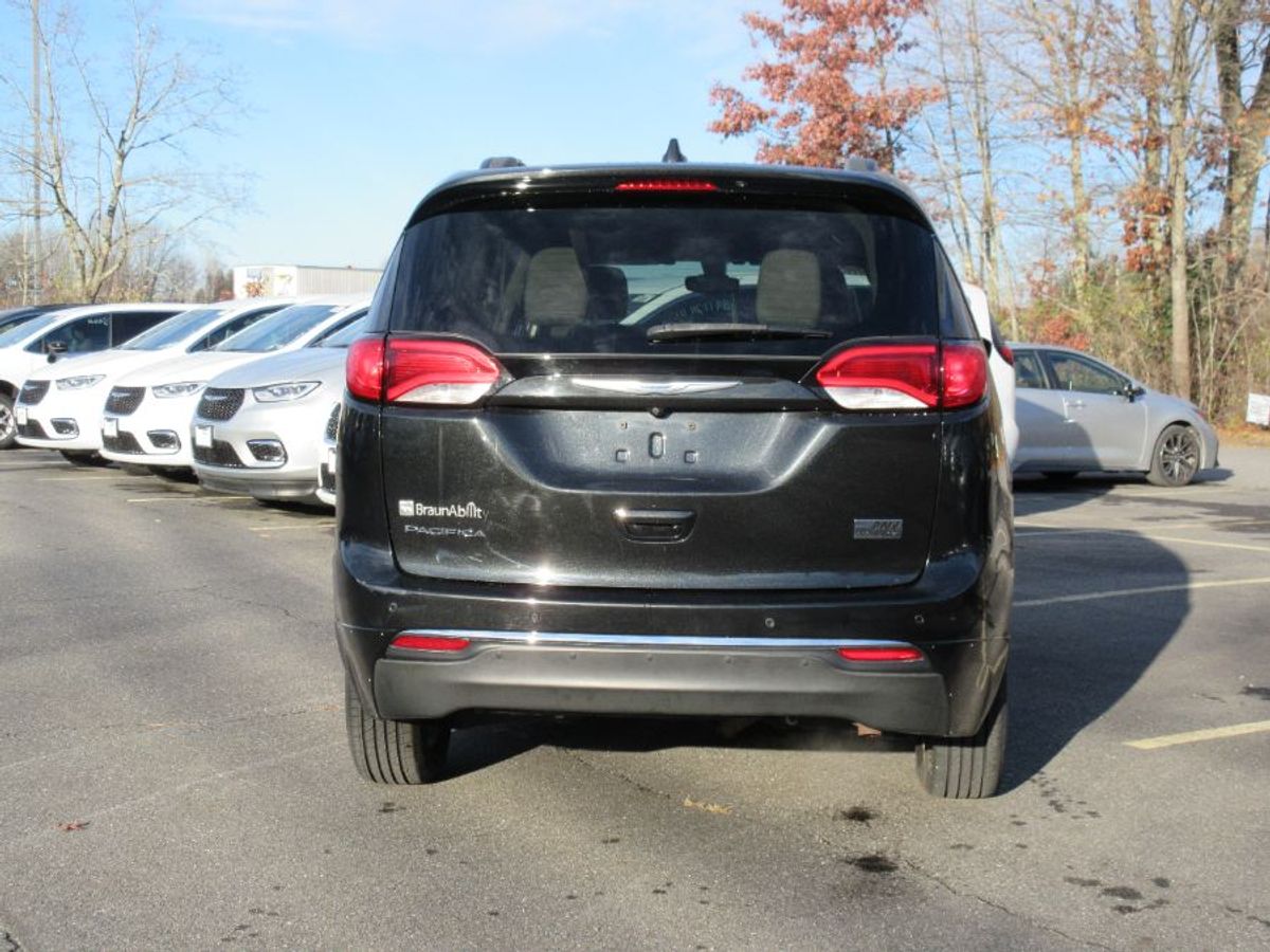 Black Chrysler Pacifica image number 13