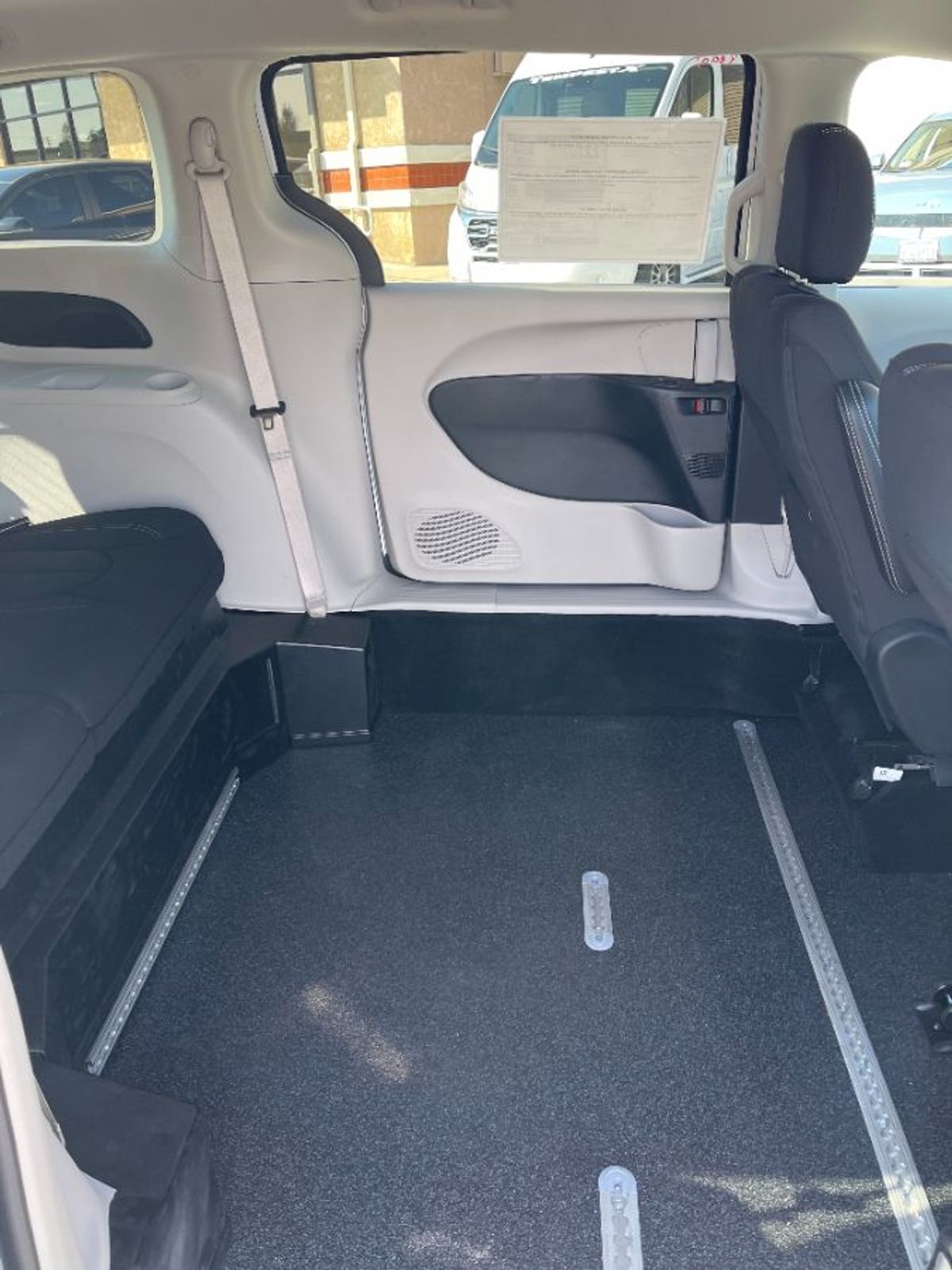 White Chrysler Voyager image number 3