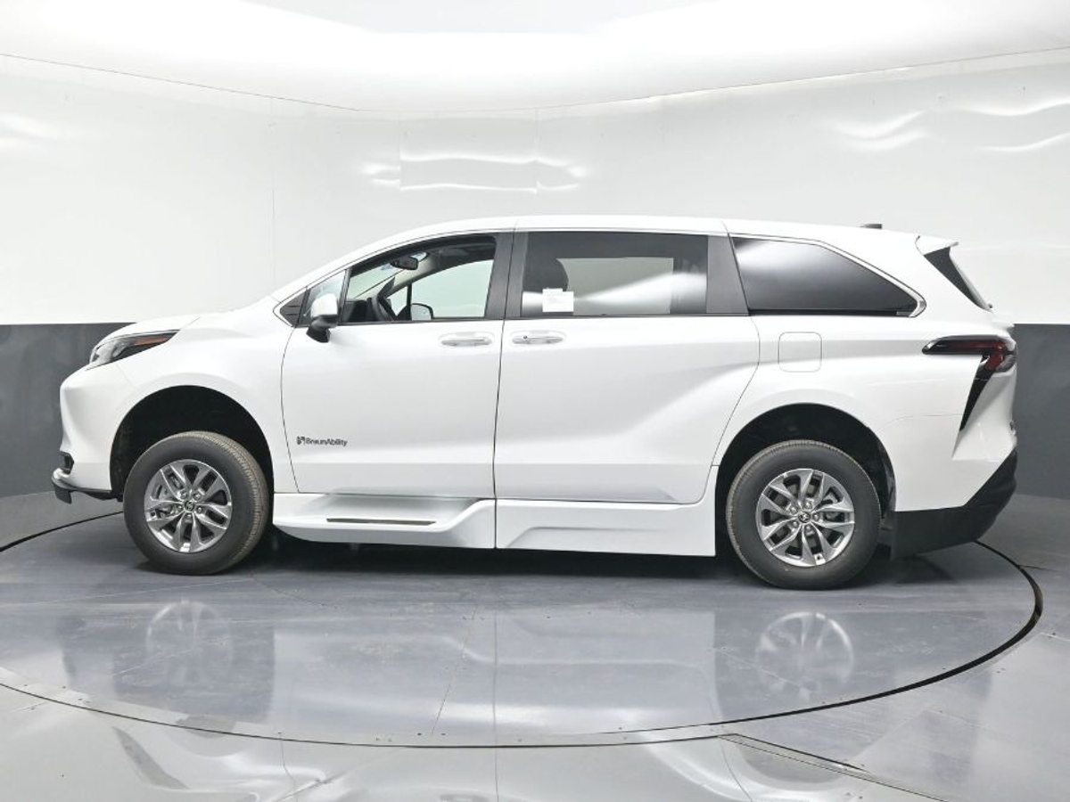 2025 TOYOTA SIENNA - Image 2