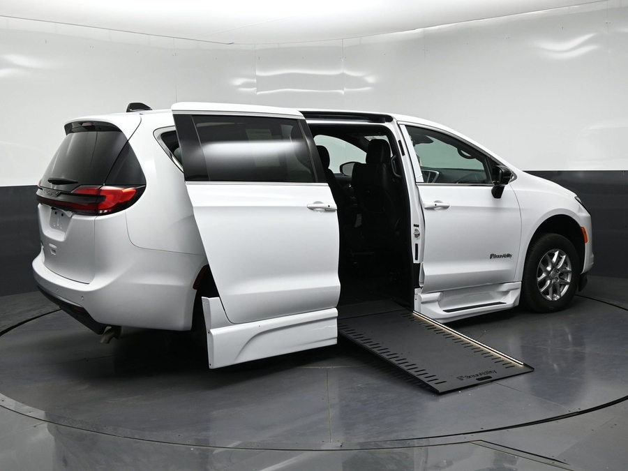 White Chrysler Pacifica image number 5