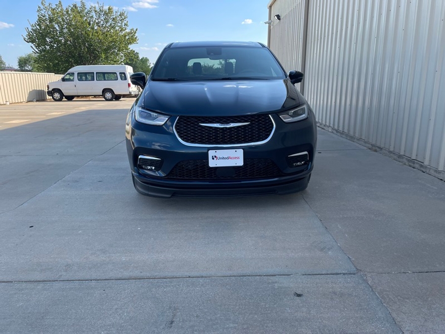 Used 2025 Chrysler Pacifica Select - BraunAbility Side Entry In Floor Automatic Ramp