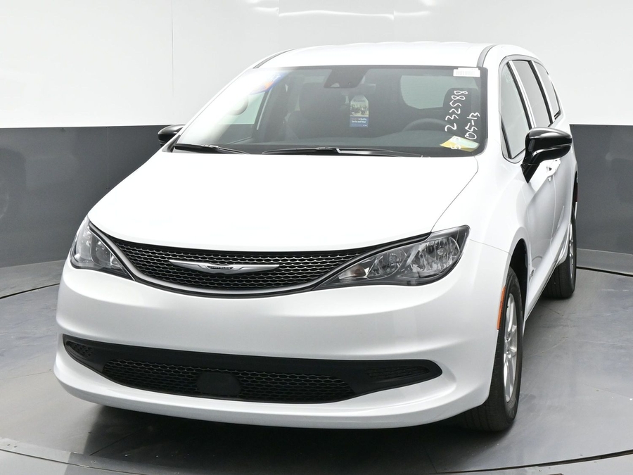 White Chrysler Voyager image number 24