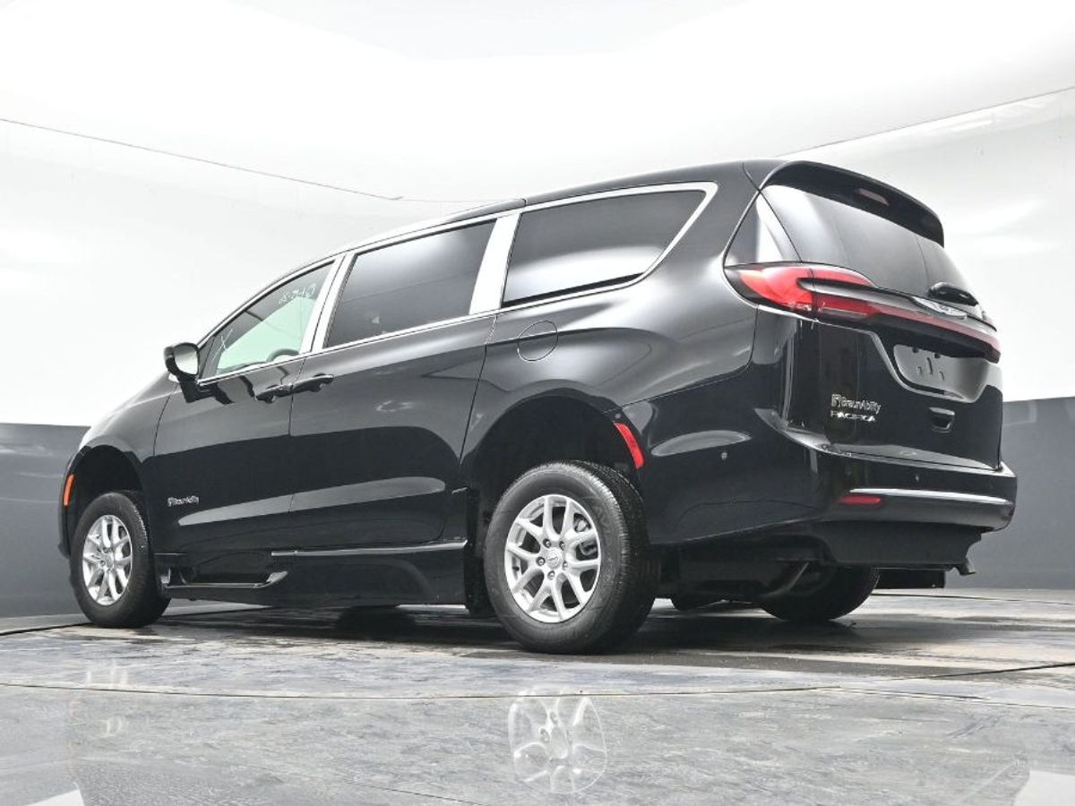 Black Chrysler Pacifica image number 20