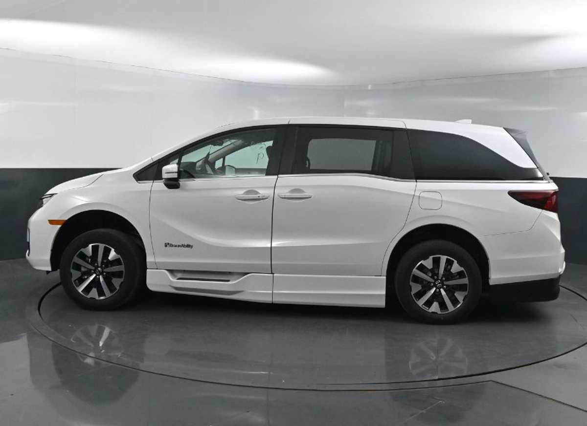 White Honda Odyssey image number 3