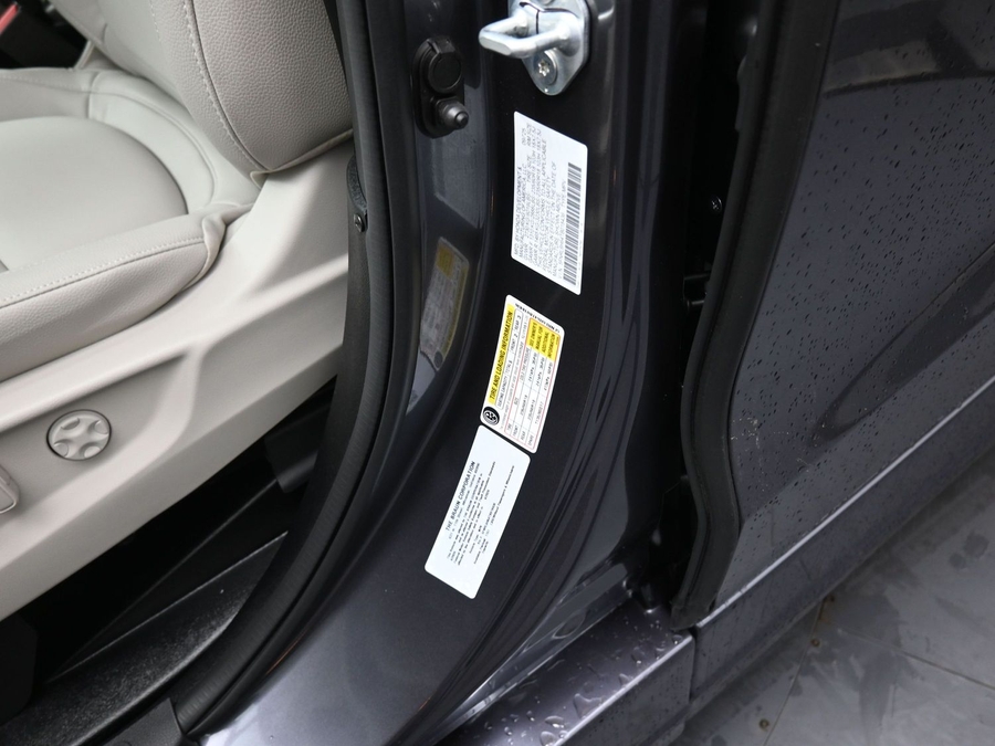 Grey Honda Odyssey image number 12