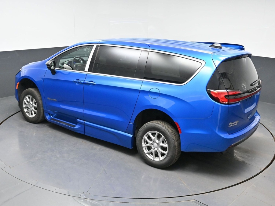 Blue Chrysler Pacifica image number 23