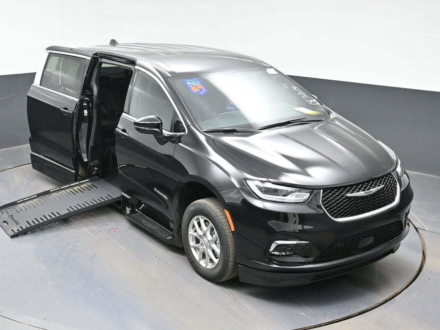 Black Chrysler Pacifica image number 19