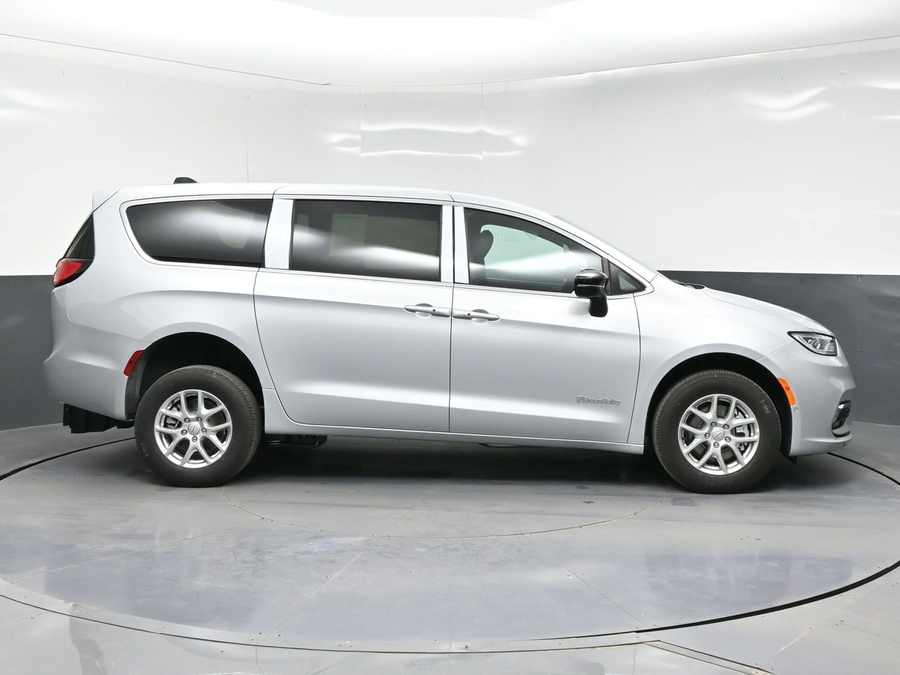 Silver Chrysler Pacifica image number 7