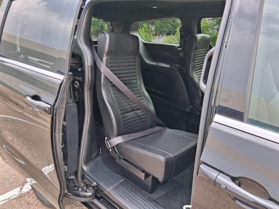 Black Chrysler Pacifica image number 6