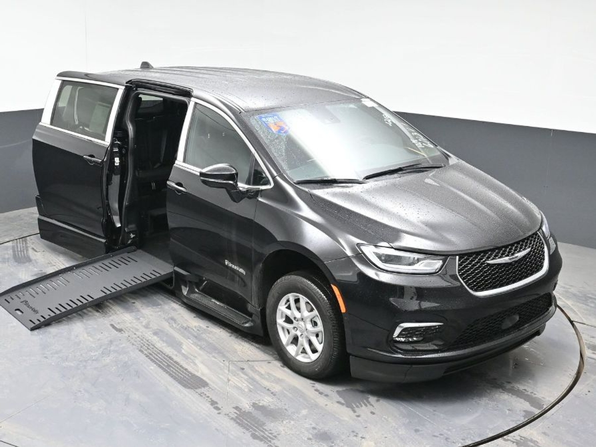 Black Chrysler Pacifica image number 19