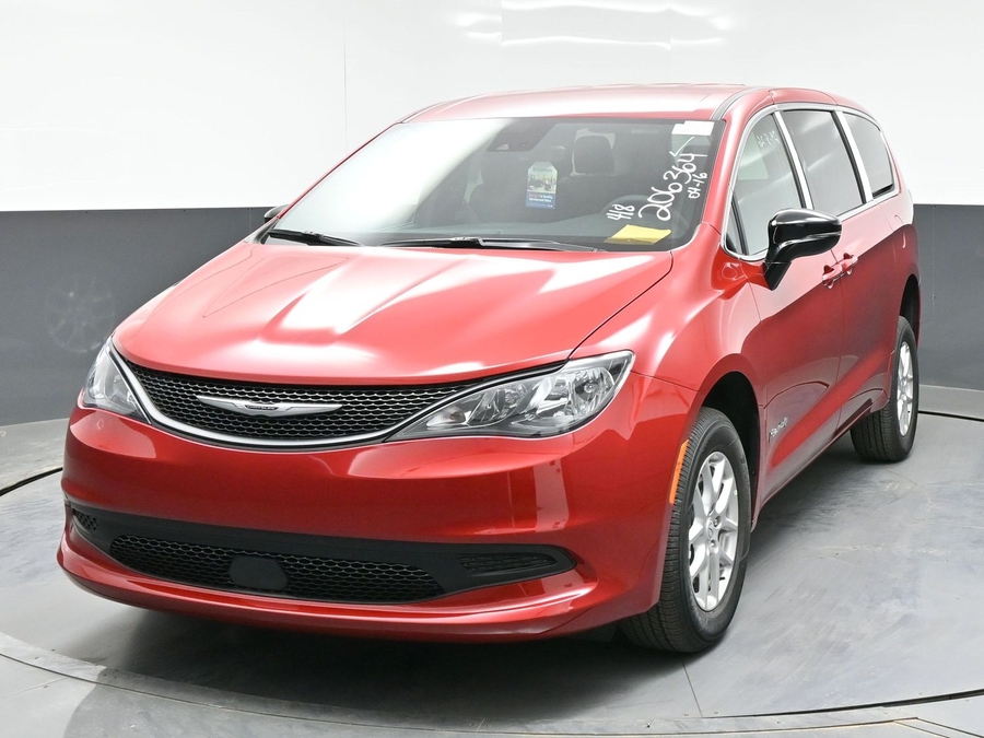 Red Chrysler Voyager image number 1