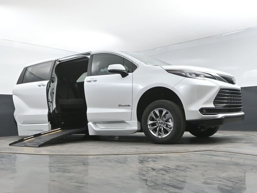 New 2025 Toyota Sienna Hybrid XLE Base - BraunAbility Side Entry Entry Fold Out Automatic Ramp
