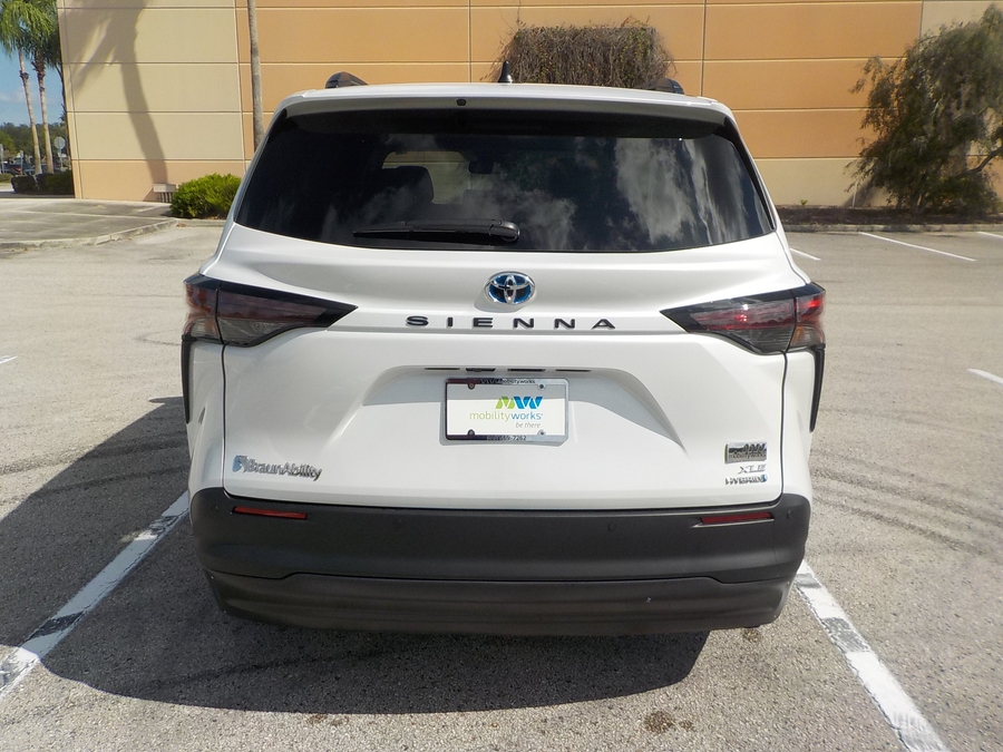 White Toyota Sienna image number 6