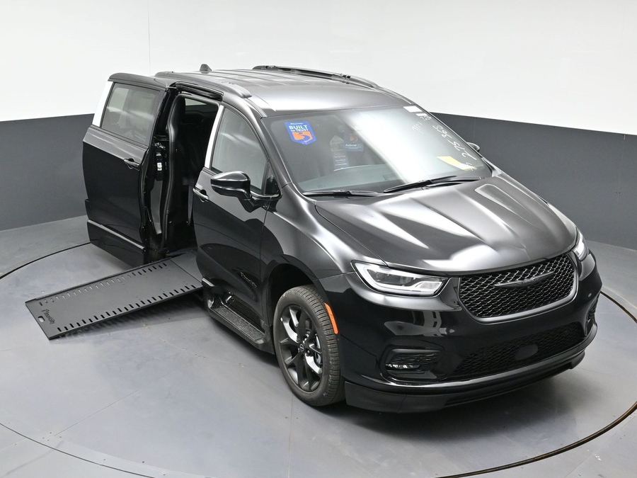 New 2026 Chrysler Pacifica Select Sport - BraunAbility Side Entry In Floor Automatic Ramp