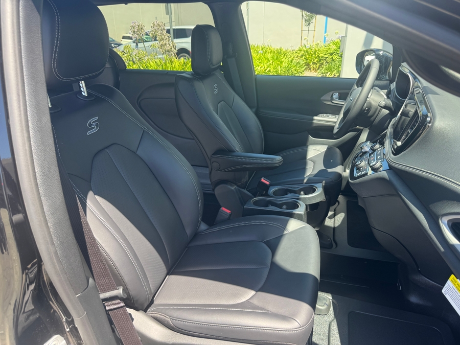 Black Chrysler Pacifica image number 16