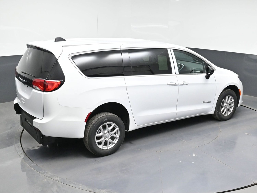 White Chrysler Voyager image number 24